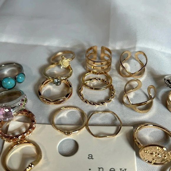 33 Rings Assorted Style. Sizes 6, 7, 8. Gold/Silver Tone. NWT - Picture 4 of 6
